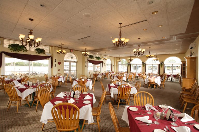 Dining at Riveredge Resort Hotel & Restaurant in Alexandria Bay NY in