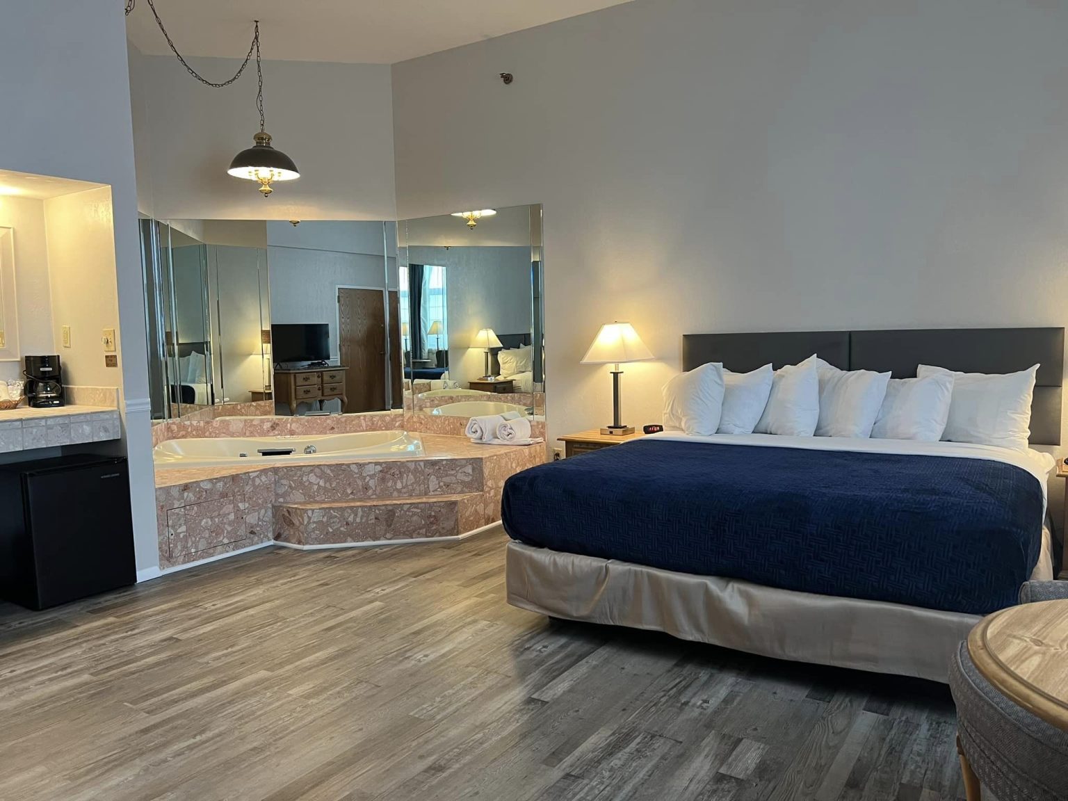 Jacuzzi Suites Lodging 1000 Islands Hotel Rooms NY